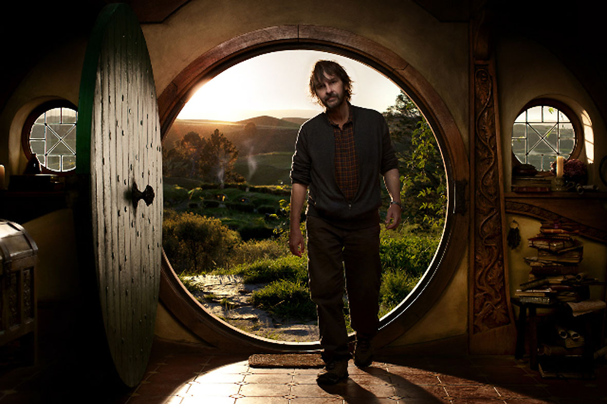 O diretor Peter Jackson no cenário de O Hobbit.Divulgação