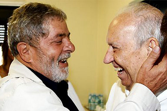 O ex-presidente Luiz Inácio Lula da Silva saúda o ex-vice-presidente José Alencar. ABr/Divulgação
