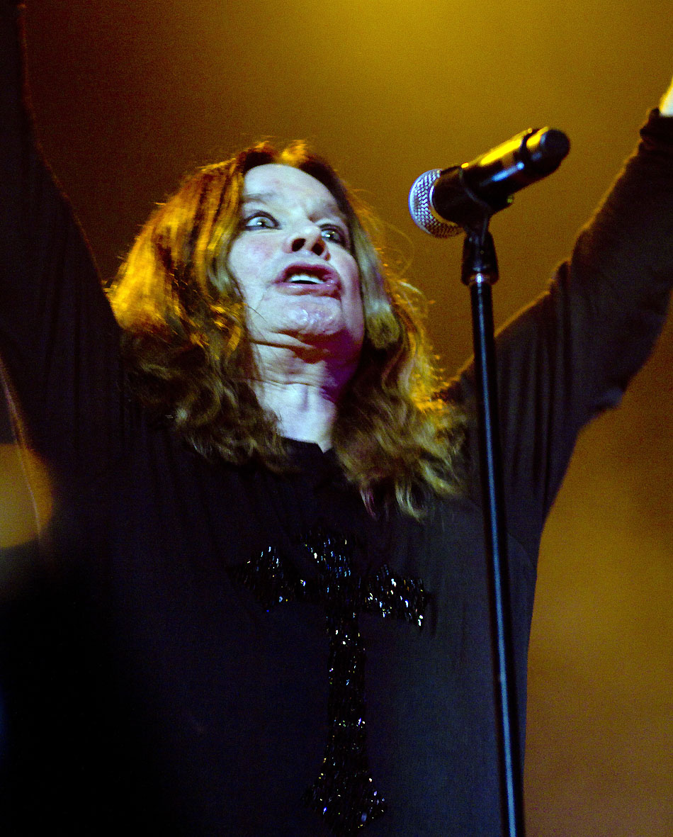 Ozzy Osbourne hipnotiza com caras e bocas a plateia de Porto Alegre.Karina Kohl/BR Press