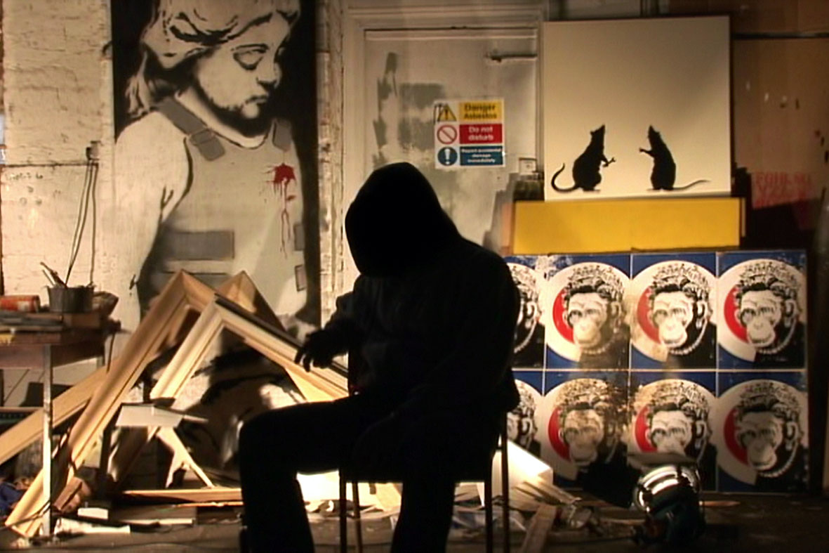 Banksy em cena do documentário Exit Through the Gift Shop. trespassmag.com