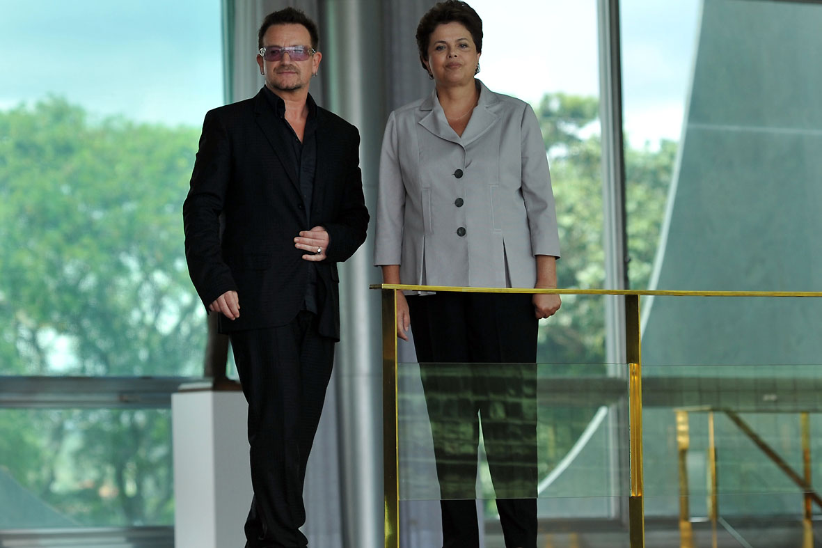 Bono com os demais integrantes do U2 e Dilma se encontram em Brasília. Antonio Cruz/ABr
