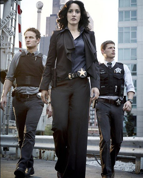 Jennifer Beals é primeira mulher a chefiar a polícia em The Chicago Code.filmous.com