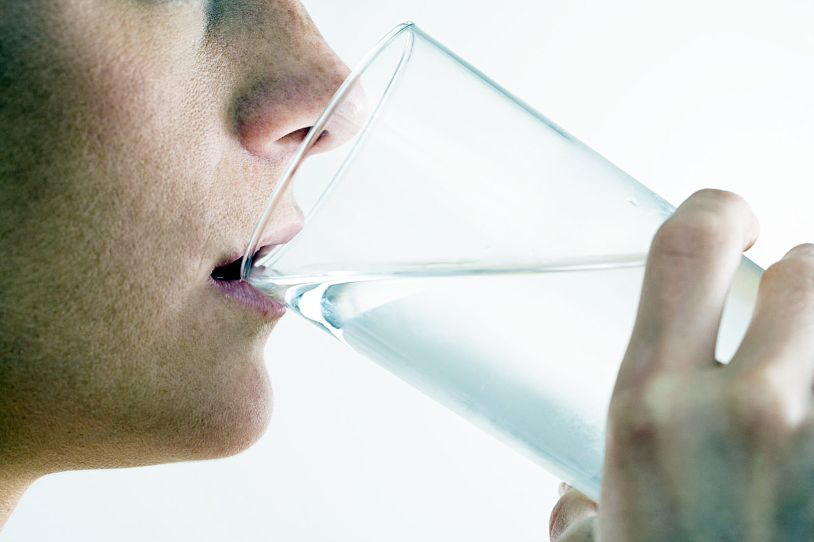 Ingerir água com frequência é uma das formas de se evitar problemas renais.sonhofitness.blogspot.com