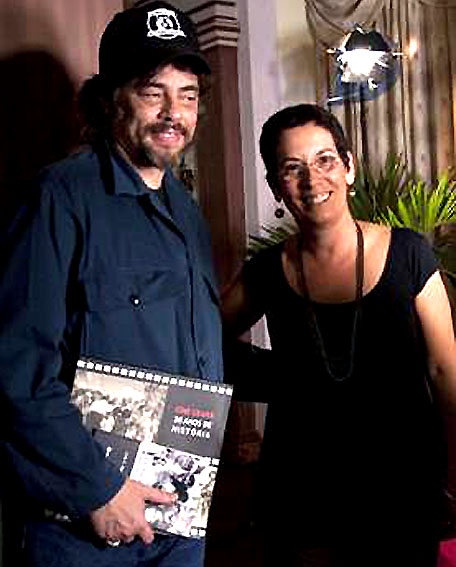 Benicio Del Toro e Margarita Hernández se encontram em Cuba.Divulgação