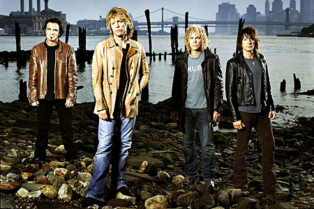 O Bon Jovi prossegue em turnê sem Ritchie Sambora (dir.)