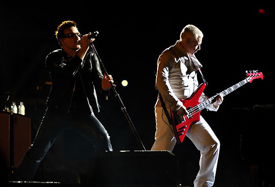 Bono e Adam Clayton no show em Denver