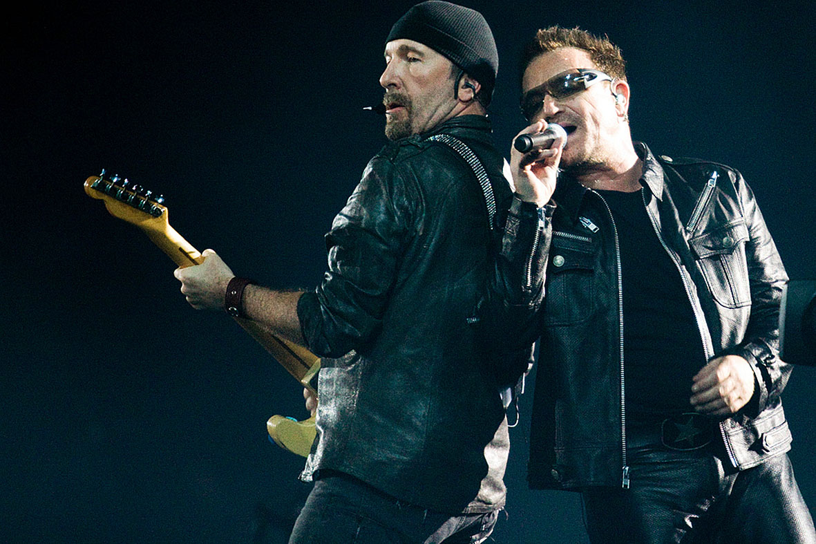 The Edge e Bono em ação na turnê 360°