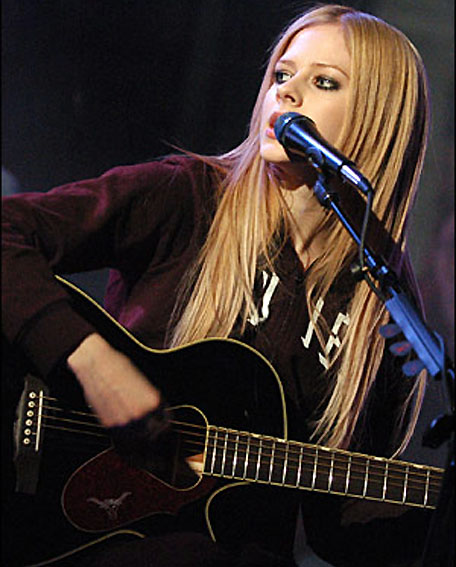 Confirmado o que músicos de Avril Lavigne twittaram: ela virá tocar no Brasil.Divulgação