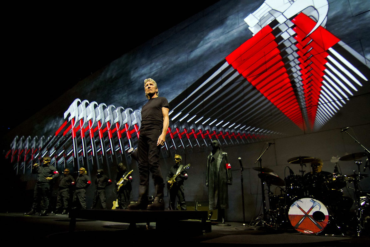 Roger Waters em cena da turnê The Wall.programagoldsongs.blogspot.com
