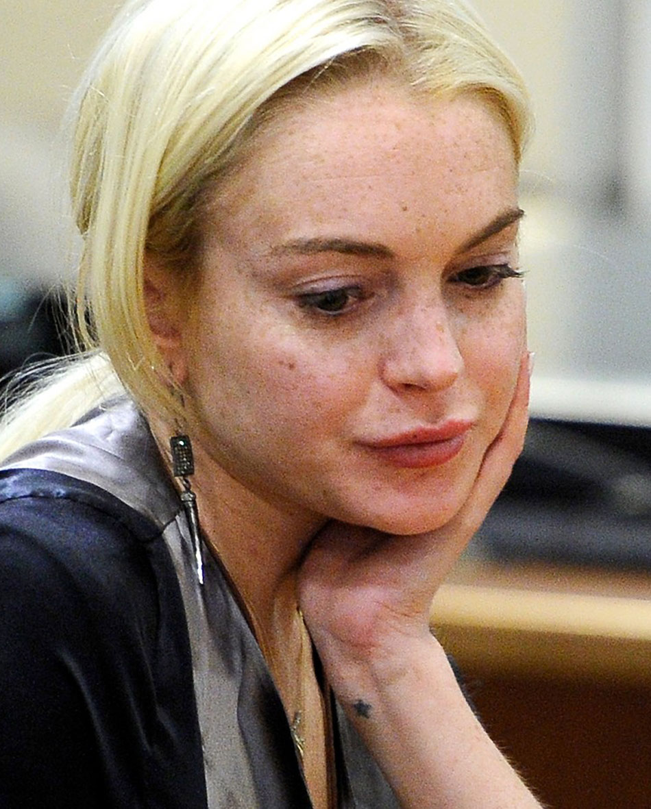 Lindsay Lohan: uma das  jovens vítimas do alcoolismo. justjared.com