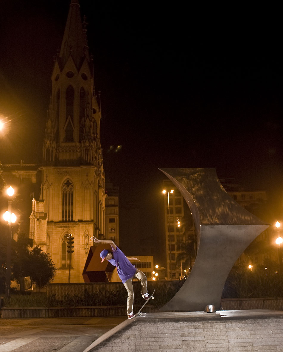 Willians Dias anda de skate na Praça da Sé
