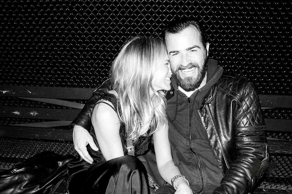 Jennifer Aniston e Justin Theroux podem se casar até o final do ano. Divulgação/celebitchy.com