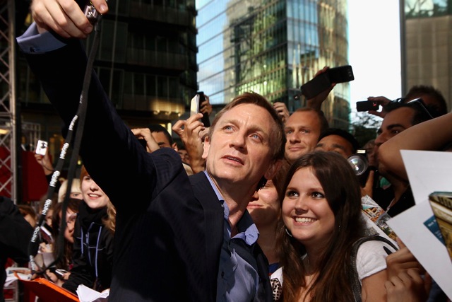 Daniel Craig entre fãs na pré-estreia de Cowboys & Aliens