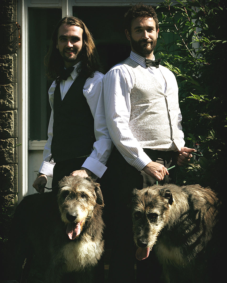 Rohan Young e David Preston: o duo norte-irlandês Scorpion Jack e os mascotes Irish Wolfhounds. Divulgação