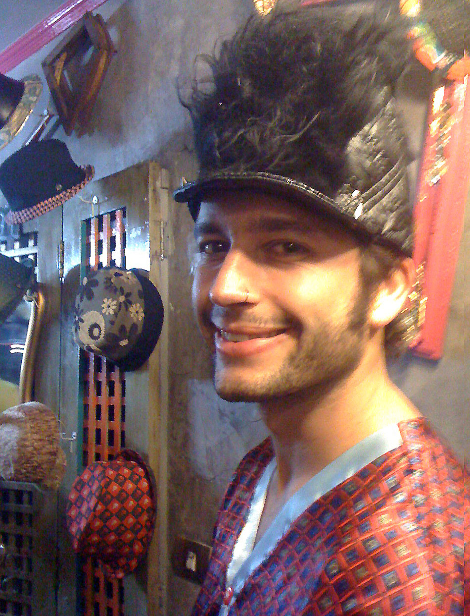 Du e-Holic usando um de seus chapéus na loja-ateliê.Juliana Resende/BR Press