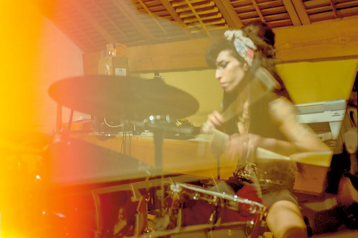 Amy Winehouse toca bateria em sua casa