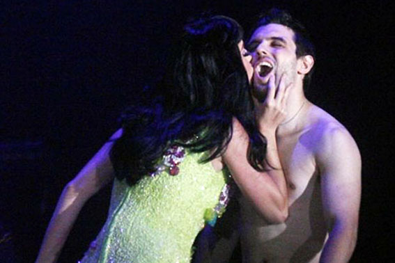 Katy Perry beija fã Julio Salvo no Rock in Rio. Divulgação