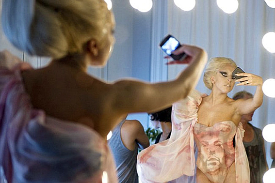 Lady Gaga fotografa a si mesma maquiada e vestida para nova campanha da M.A.C. Divulgação