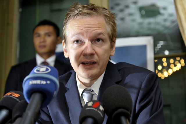 Julian Assange diz que não há como continuar WikiLeaks sem dinheiro. Divulgação/edenpop.com