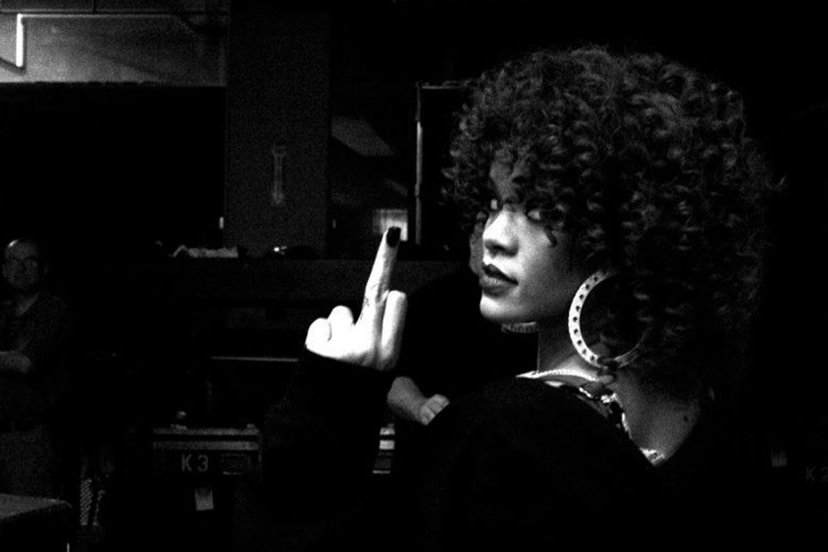 Rihanna mostra aquele dedo nos bastidores da gravação do CD Talk Talk Talk. Divulgação