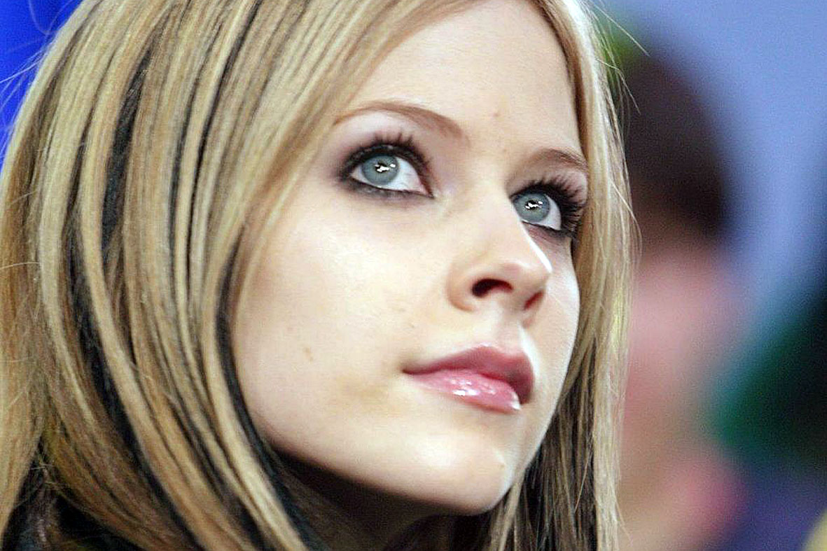 Avril Lavigne se envolve em briga e fica com rosto bastante machucado. Divulgação/rex-fox.com