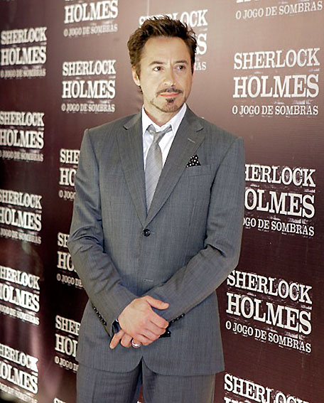 Robert Downey Jr. posa para foto na pré de Sherlock Holmes - O Jogo das Sombras. Divulgação