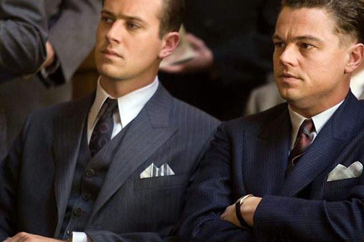DiCaprio (dir.) interpreta J. Edgar Hoover e sua juventude até a velhice; aqui em cena com Armie Hammer. Divulgação