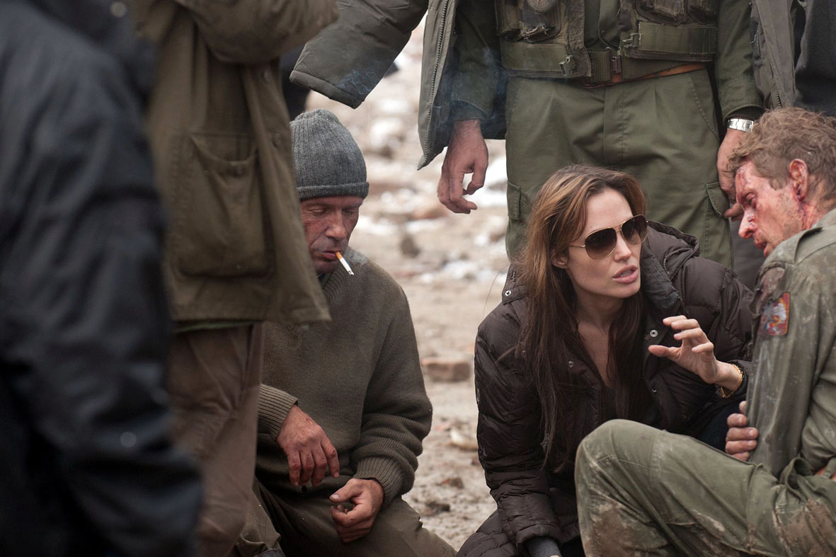 Angelina Jolie no set de seu filme de estreia como diretora