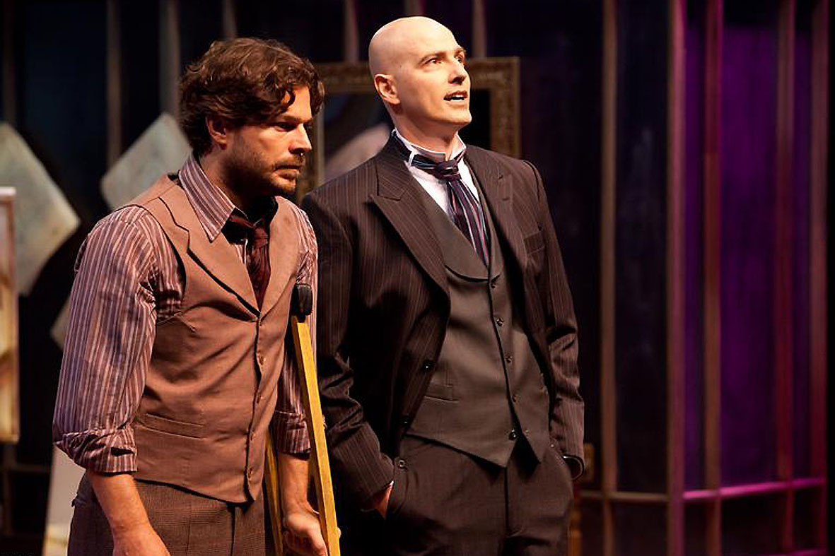 Adolfo (Erik Marmo) e Gustavo (Reynaldo Gianecchini) em cena da peça Cruel. Divulgação