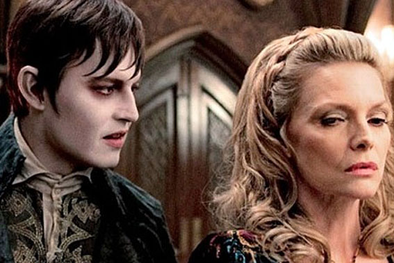 Johnny Depp e Michele Pfeiffer em cena de Dark Shadows. Divulgação