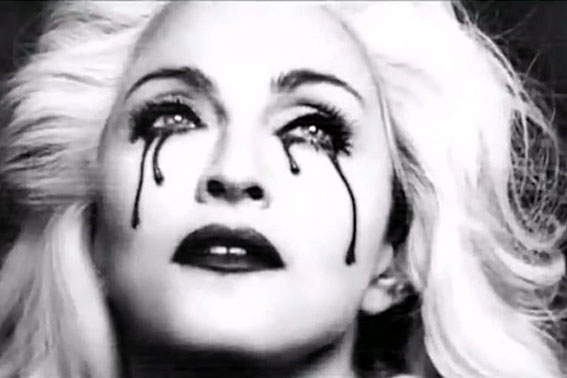 Madonna em performance polêmica de "garota selvagem"