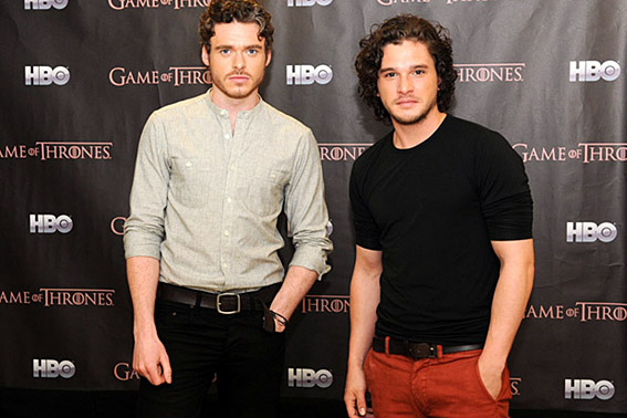 Atores Richard Madden e Kit Harington promovem Game of Thrones no Brasil. Divulgação