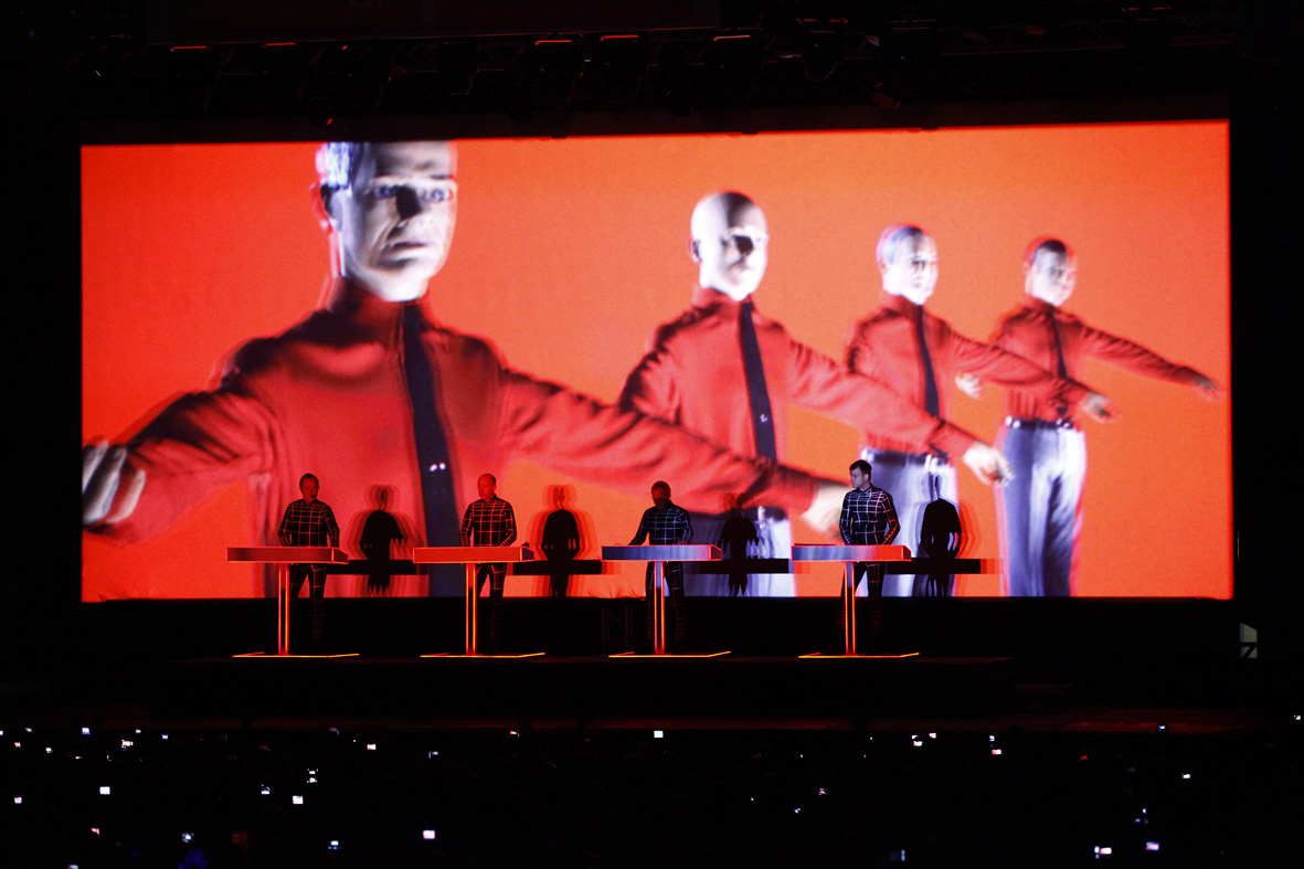 O Kraftwerk leva o público do Sónar 2012 a uma viagem eletrônica no tempo. Divulgação