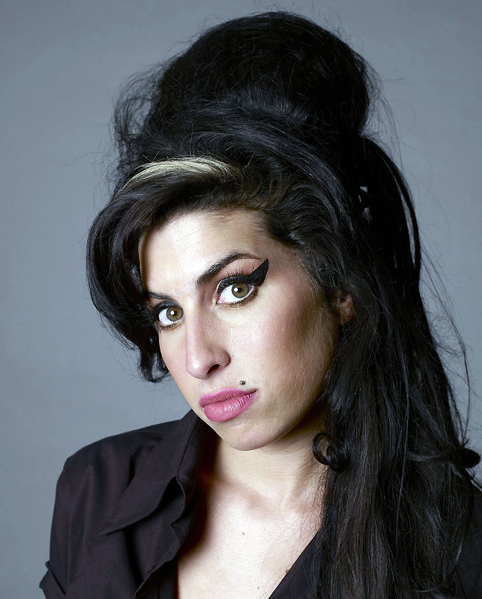 Vida de Amy Winehouse é contata na biografia Amy
