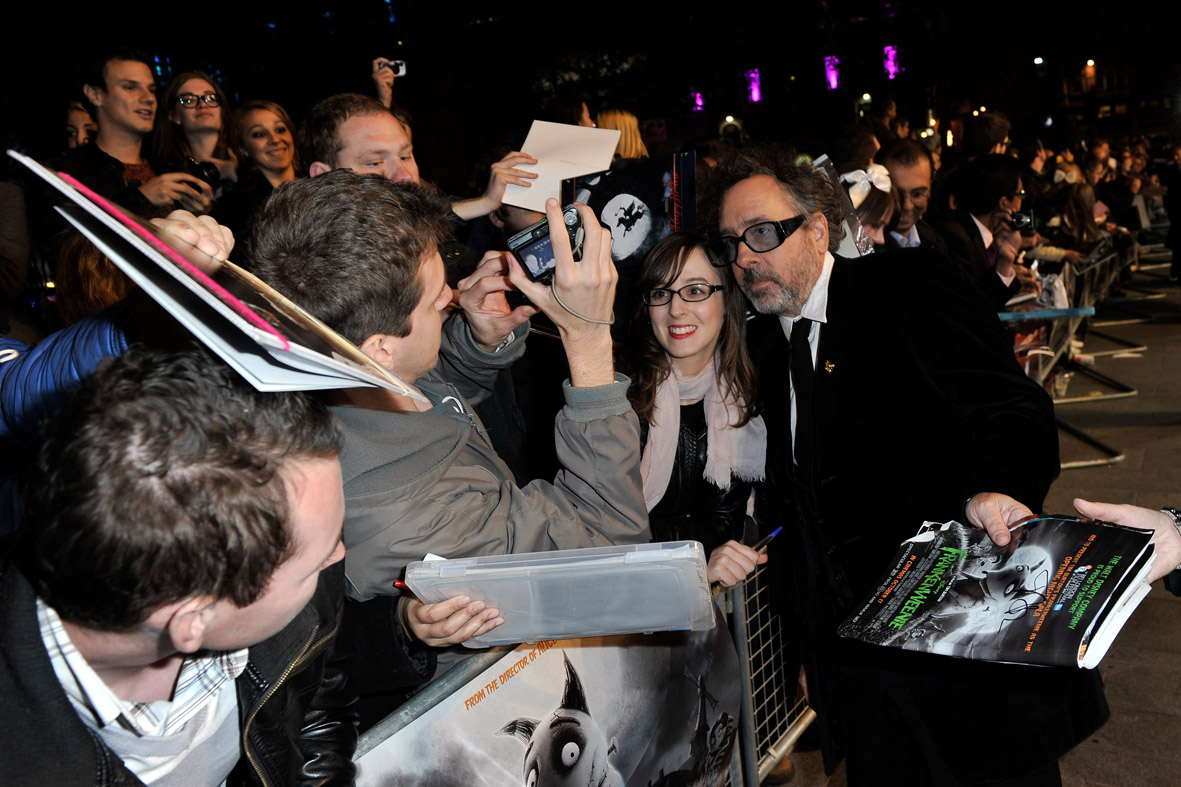 Tim Burton dá autógrafos no tapete vermelho da estreia de Frankenweenie