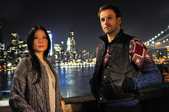 Lucy Liu e Jonny Miller em cena na série Elementary. Foto: Divulgação