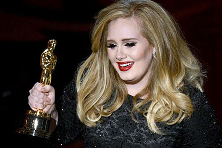 Adele com o Oscar de Melhor Canção Original. Foto: Divulgação