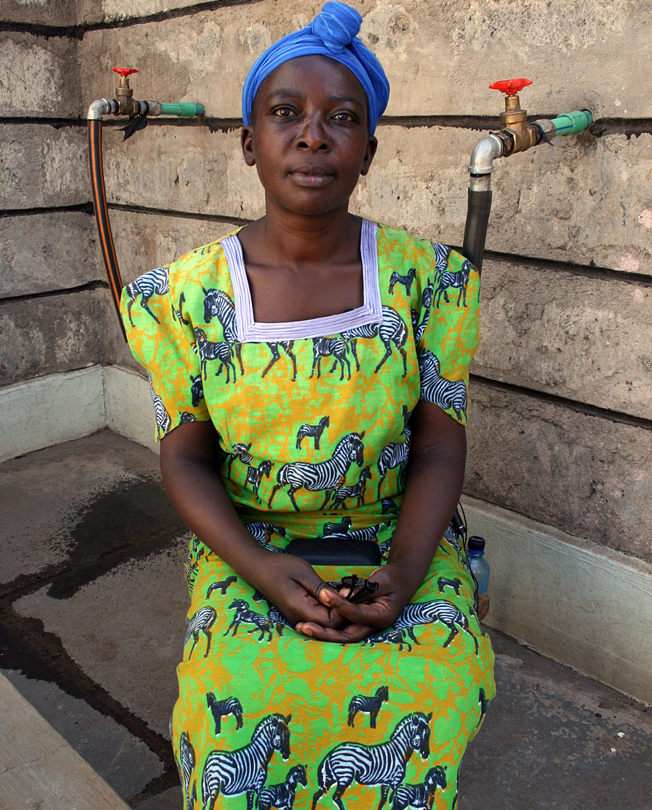 Lydiah Amunga, da ONG Vision Sisters, chefia banheiro público em Kibera. Foto: Julienne Gage/IRP