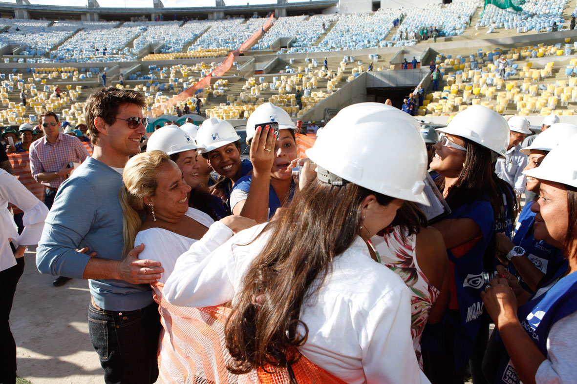 Tom Cruise quebrou a rotina dos operários no Maracanã. Foto: R2/Divulgação