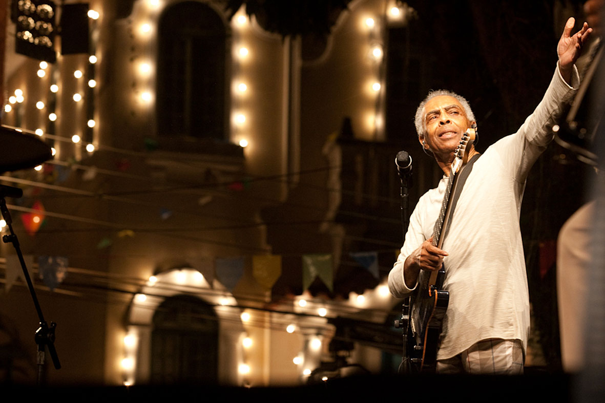 Gilberto Gil em cena do DVD Fé na Festa. Foto: Marcos Hermes/Divulgação