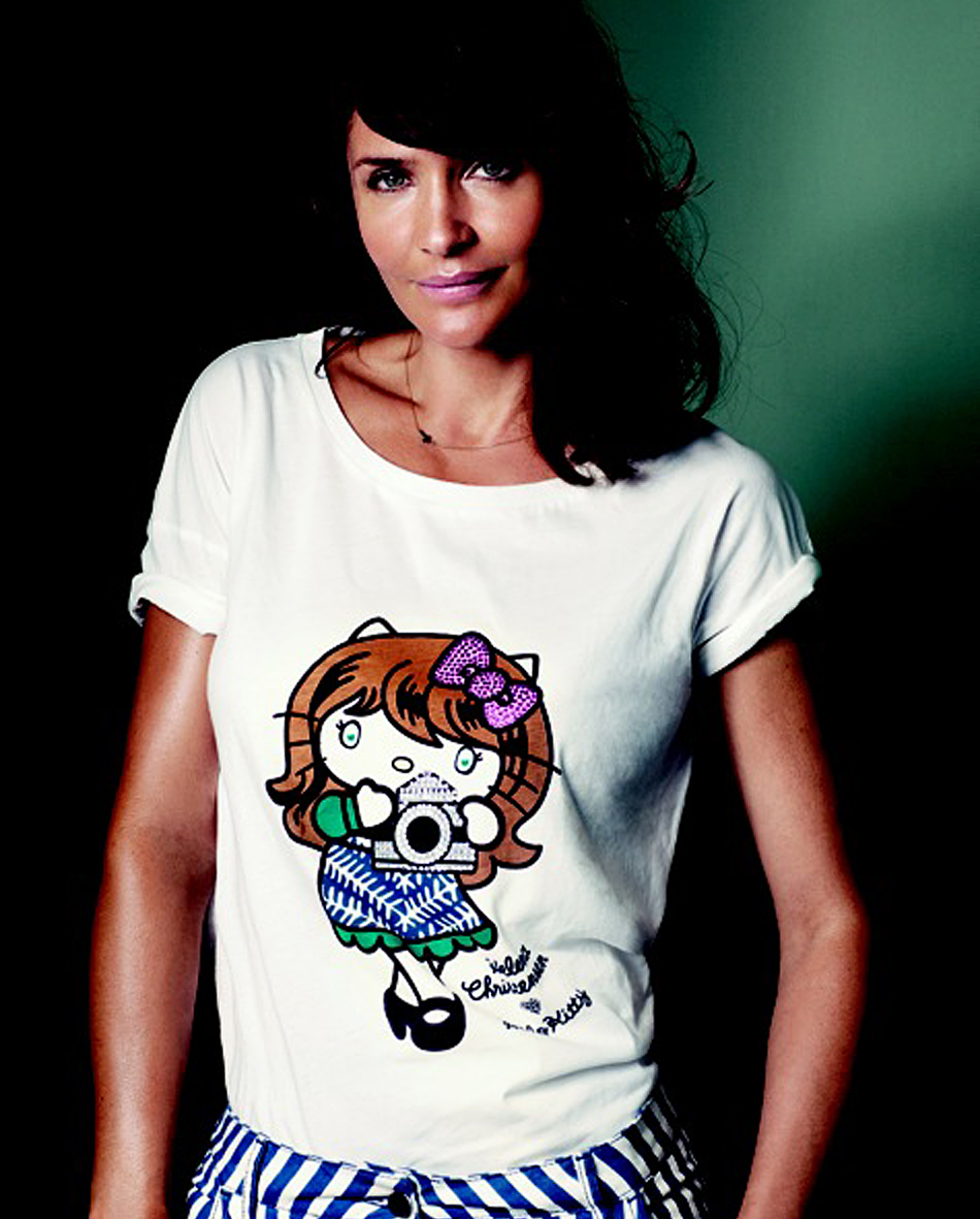 Helena Christensen veste camiseta da Hello Kitty que criou