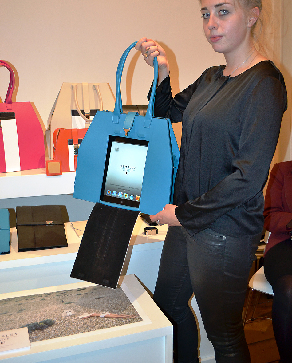 Jayne Hemsley exibe sua criação: a bolsa iPad