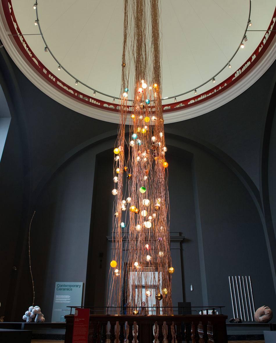 Instalação de Omer Arbel: 30 metros metros e 280 lâmpadas no museu Victoria & Albert. Foto: Divulgação