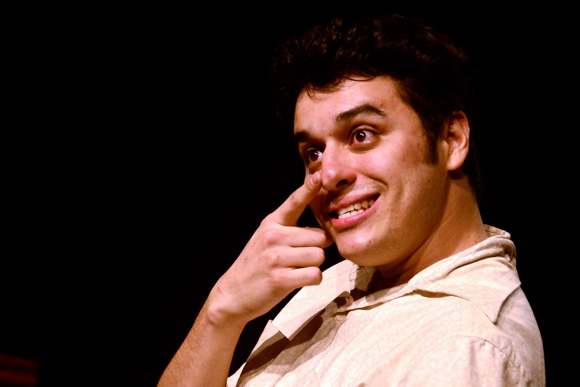 Diogo Camargos em cena da peça Big Jato