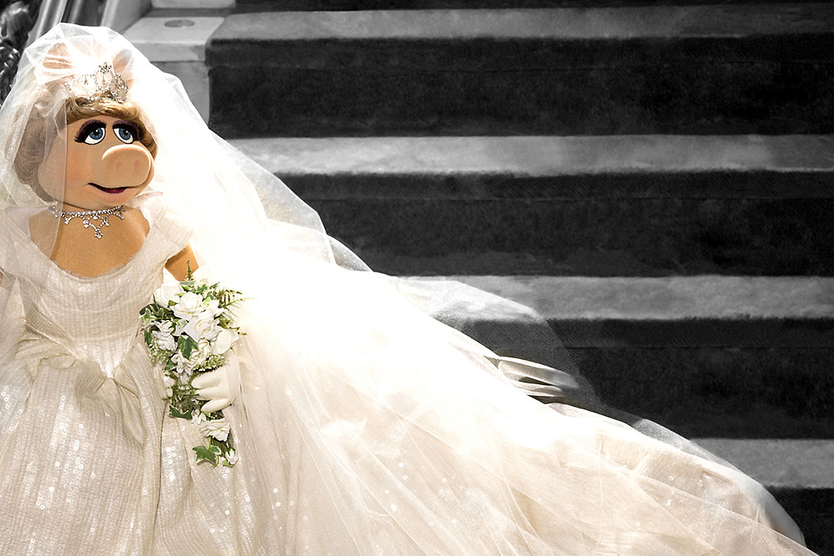Miss Piggy com o vestido de noiva de  Vivienne Westwood. Foto: Divulgação