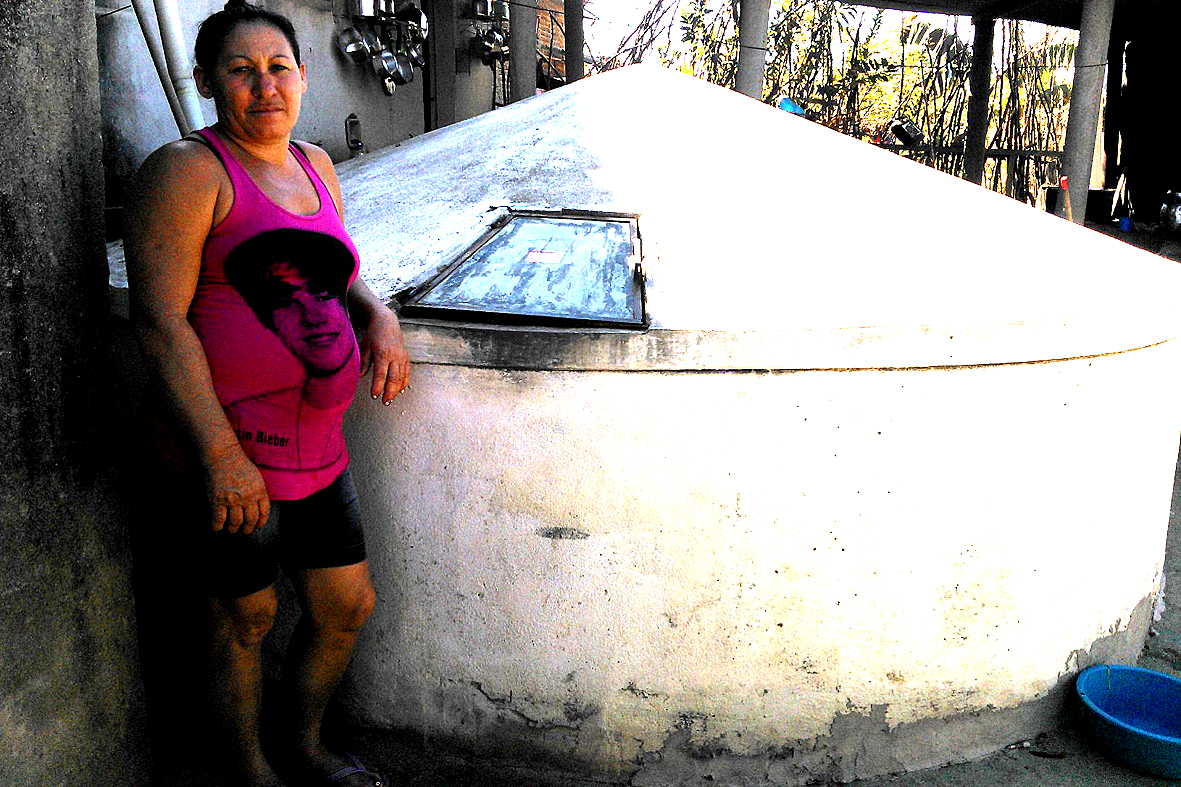 Agricultora e cisterneira Lourdes da Silva Oliveira: mão na massa. Foto: Casa da Mulher do Nordeste/Divulgação