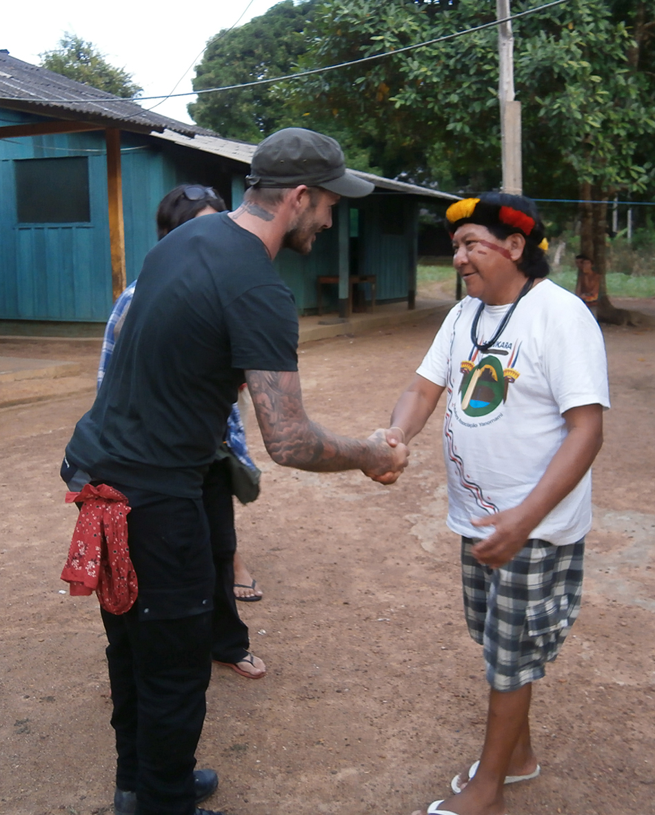 David Beckham cumprimenta o líder Yanomami  Davi Kopenawa. Foto:Nenzinho Soares/ Divulgação