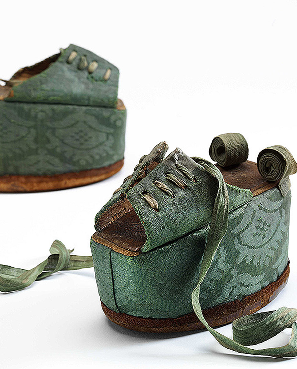 Sapato de 1600 exibido na mostra Shoes: Pleasure and Pain. Foto: Divulgação
