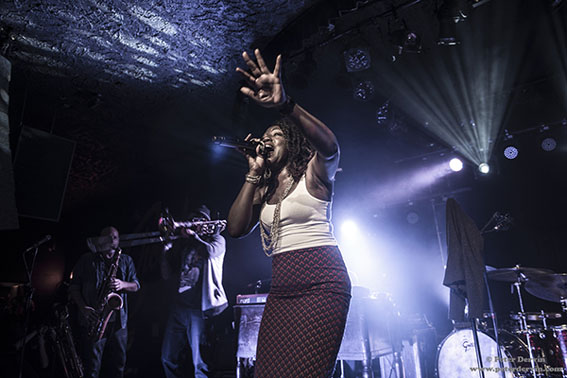 Erica Falls à frente da banda Galactic: funk no Bourbon Street Fest 2015. Foto: northwestmusicscene.com