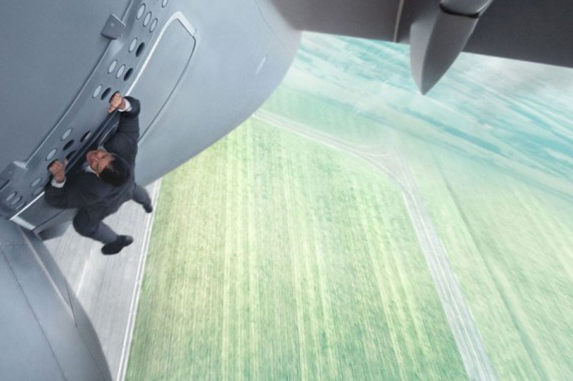 Tom Cruise na cena do avião de Missão Impossível - Nação Secreta. Foto: Divulgação